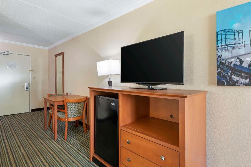 Double Room with Two Double Beds and Balcony - Non-Smoking image 3
