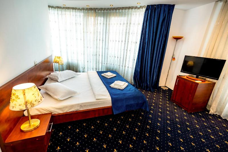 Deluxe Double Room with Balcony image 3