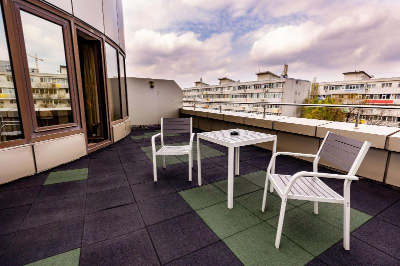 Deluxe Double Room with Balcony image 2