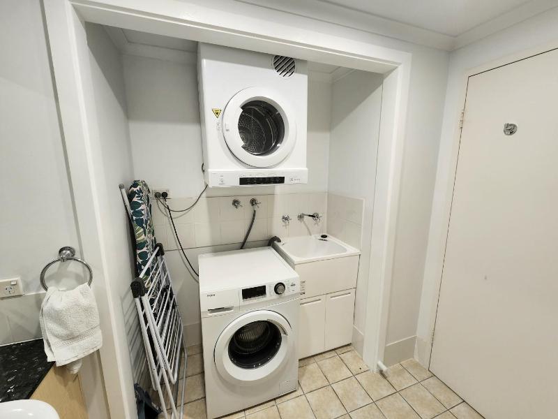 Spacious 4 BR and 2 Bathrooms City Apartment - image 14