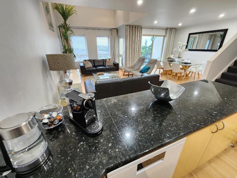 Spacious 4 BR and 2 Bathrooms City Apartment - image 11