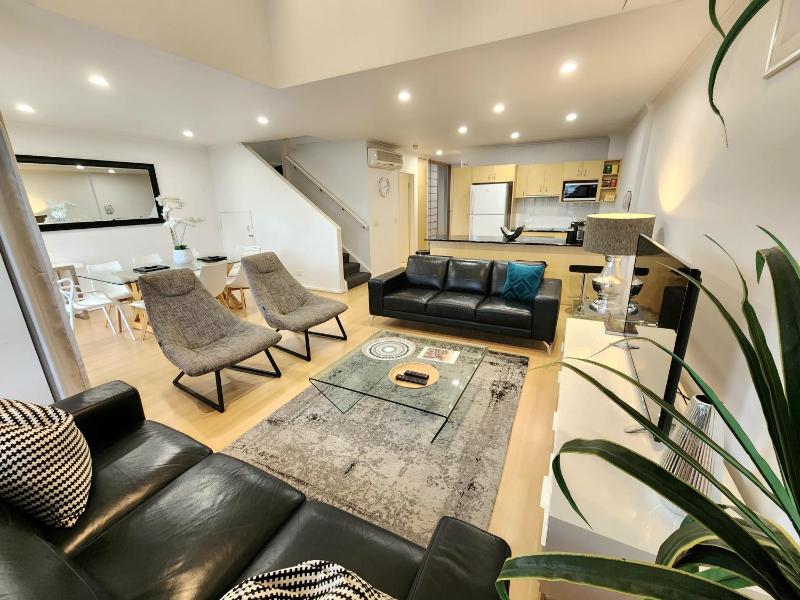 Spacious 4 BR and 2 Bathrooms City Apartment - image 3