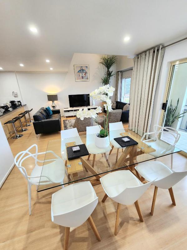 Spacious 4 BR and 2 Bathrooms City Apartment - image 12