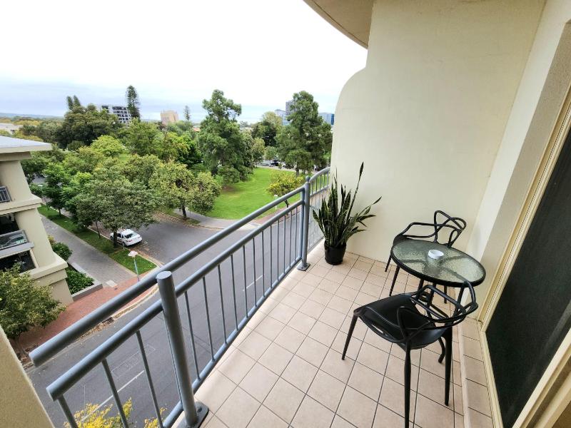 Spacious 4 BR and 2 Bathrooms City Apartment - image 7