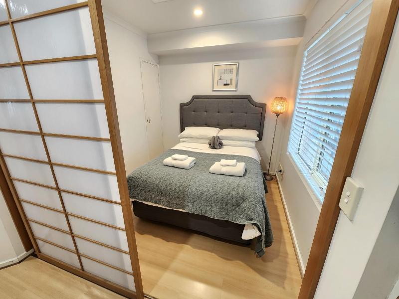 Spacious 4 BR and 2 Bathrooms City Apartment - image 5