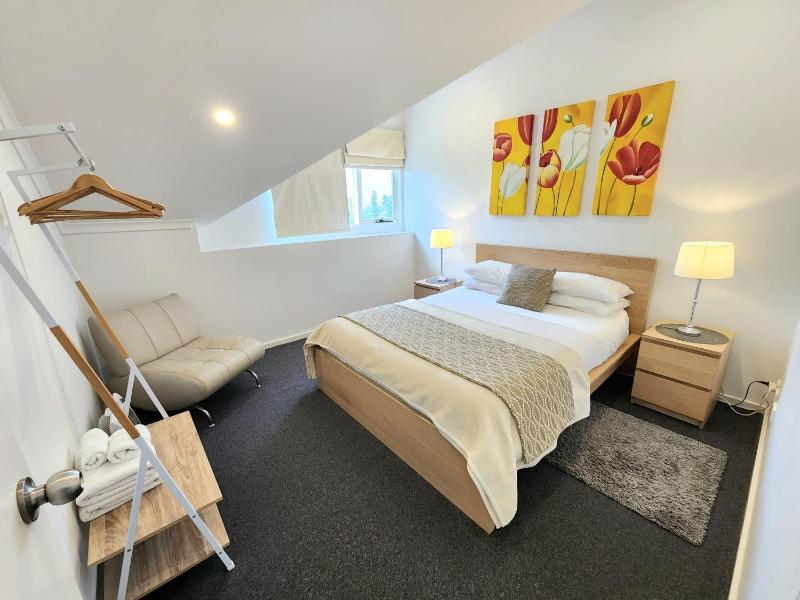 Spacious 4 BR and 2 Bathrooms City Apartment - image 9