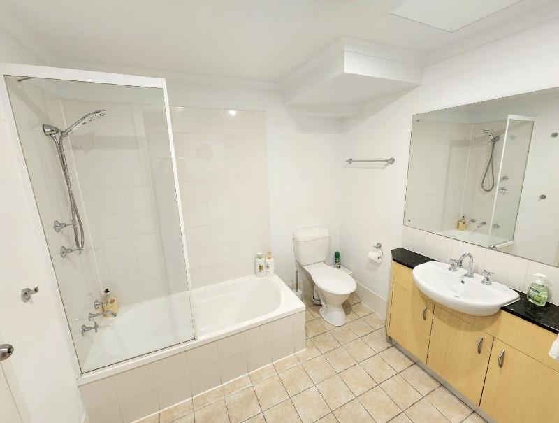 Spacious 4 BR and 2 Bathrooms City Apartment - image 8