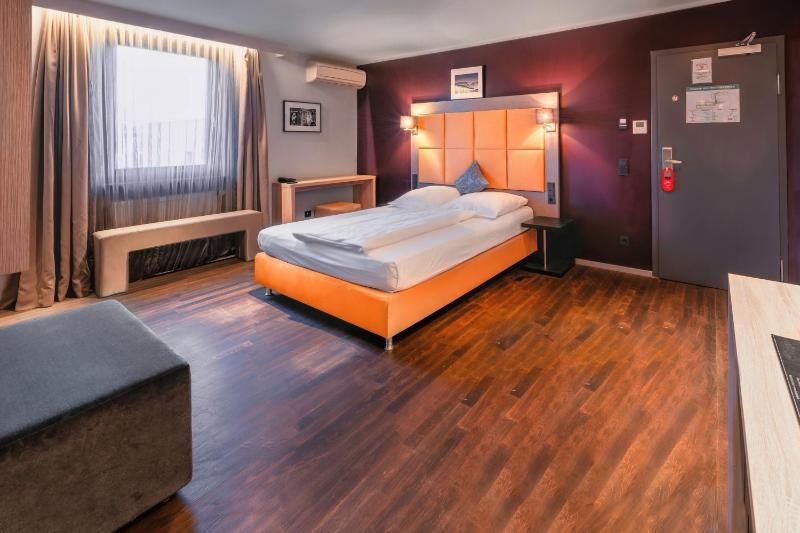 Double Room image 3