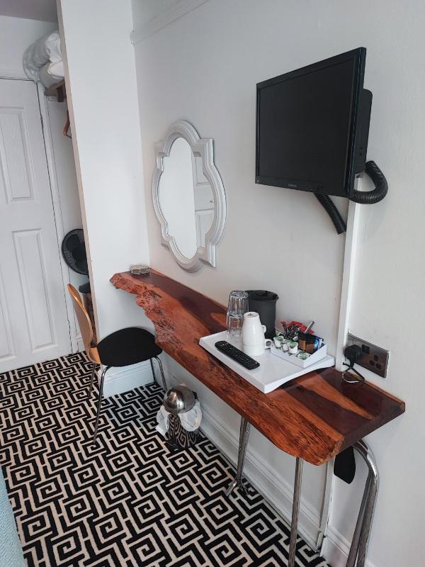 Triple Room with Bathroom image 2