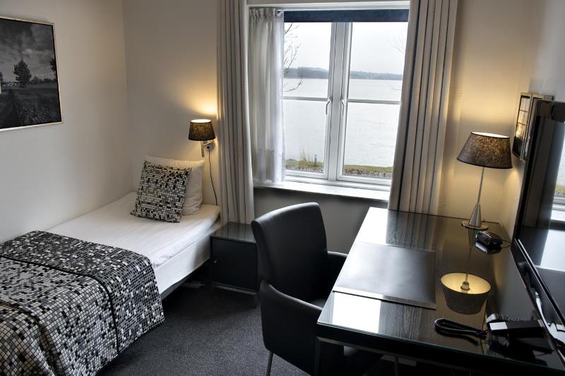 Single Room with Lake View image 3