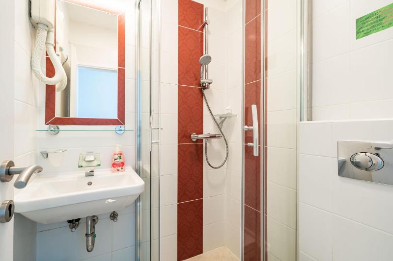 Twin Room image 1
