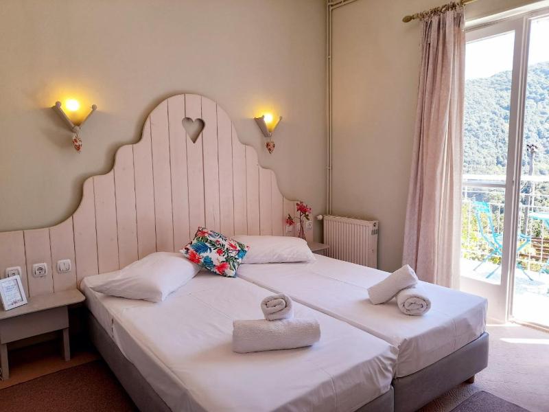 Triple Room with Terrace image 1