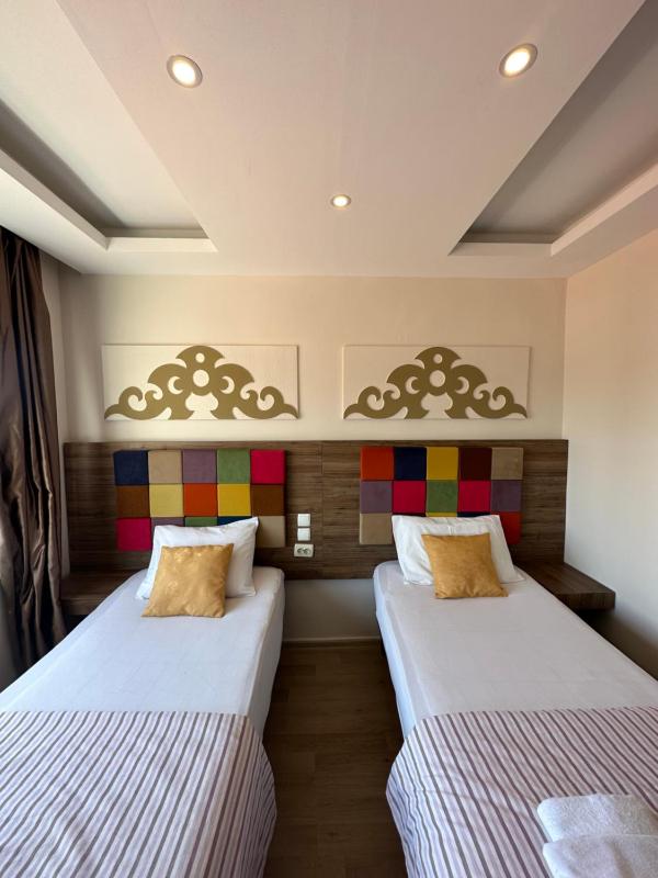 Standard Twin Room image 2