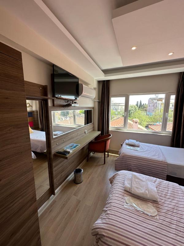 Standard Twin Room image 3