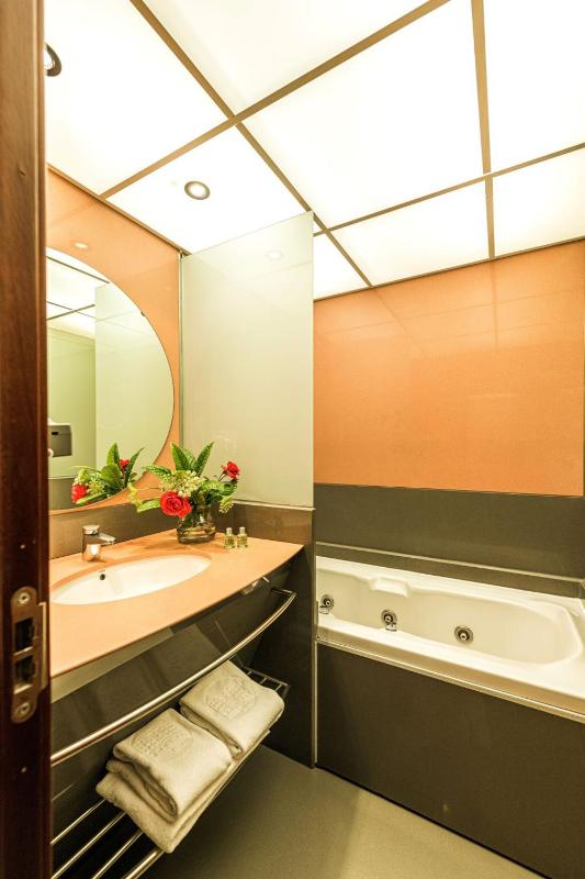 Triple Room (2 Adults + 1 Child) image 2