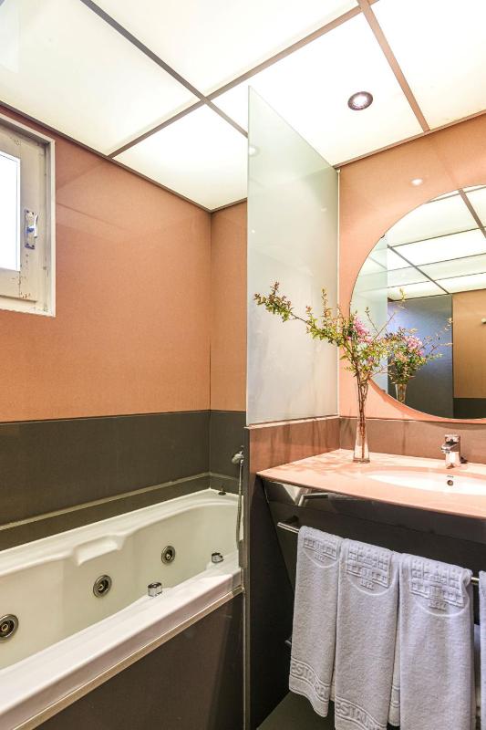 Quadruple Room (2 Adults + 2 Children) image 2