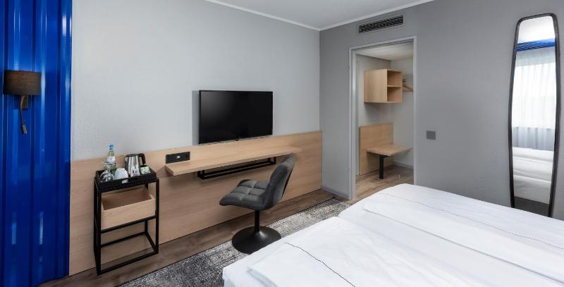 Family Suite with Two Single Beds and  Sofa image 2