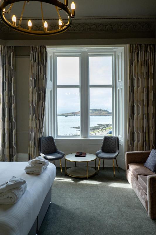 Large Double Room with Sea View image 3