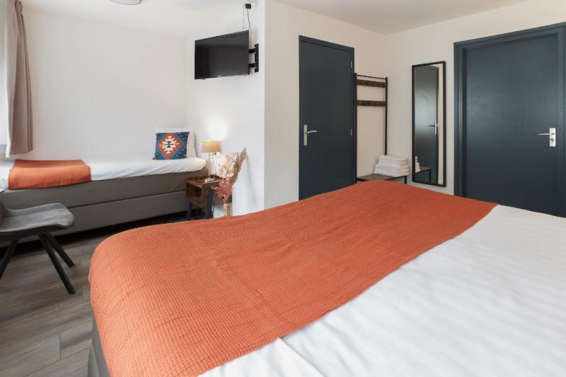 Deluxe King Room image 4