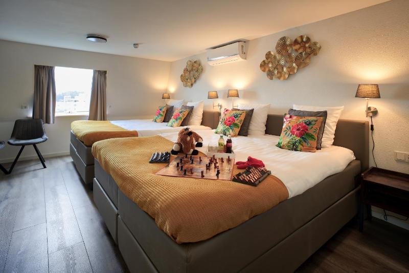 Deluxe Family Room image 4