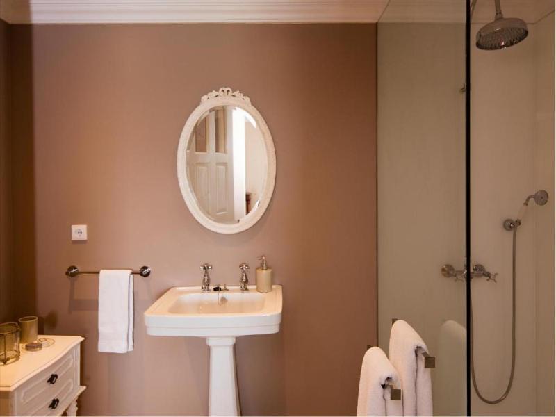 Deluxe Double or Twin Room with River View image 3