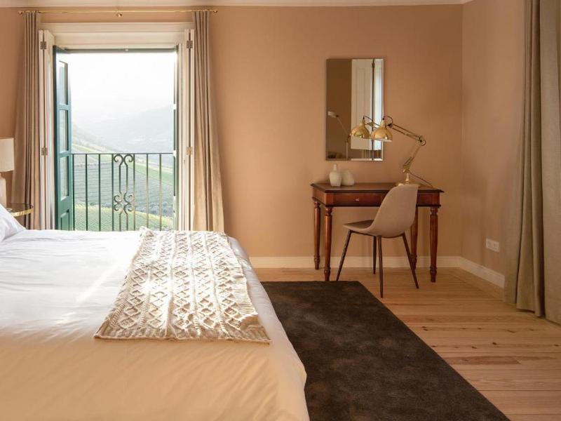 Deluxe Double or Twin Room with River View image 2