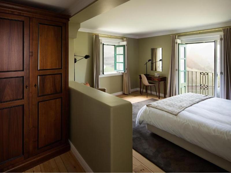 Deluxe Double or Twin Room with River View image 3