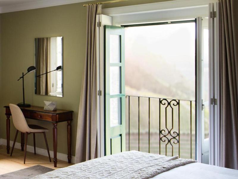 Deluxe Double or Twin Room with River View image 2