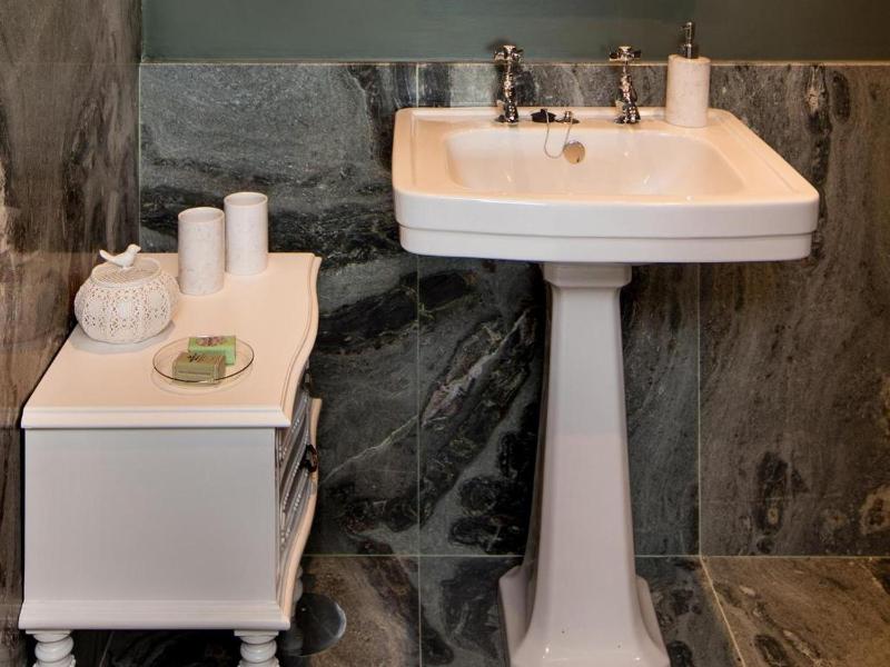 Deluxe Double or Twin Room with River View image 4