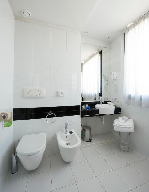 Economy Double Room image 2