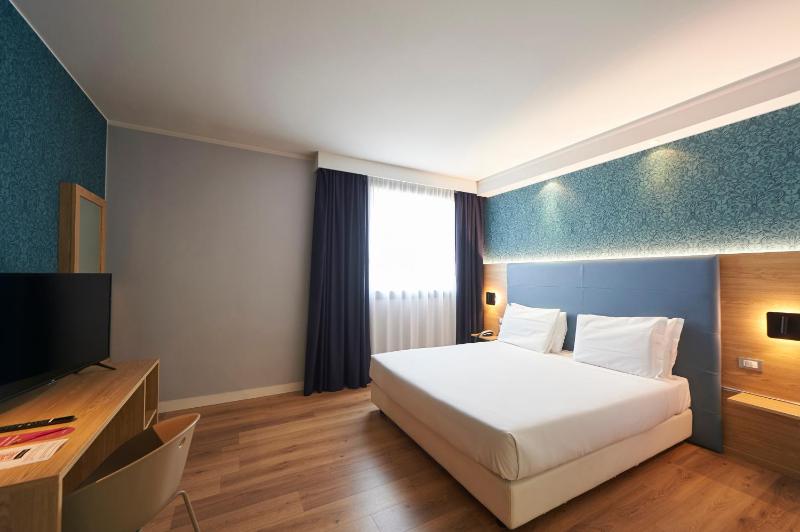 Deluxe Room image 4