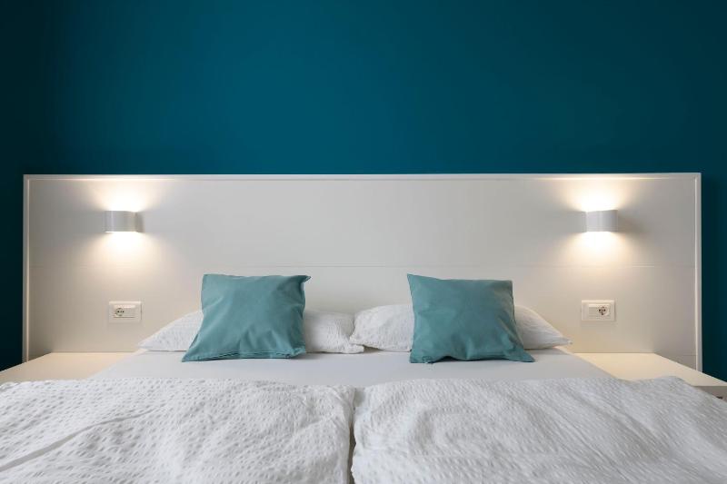 Deluxe Room image 3