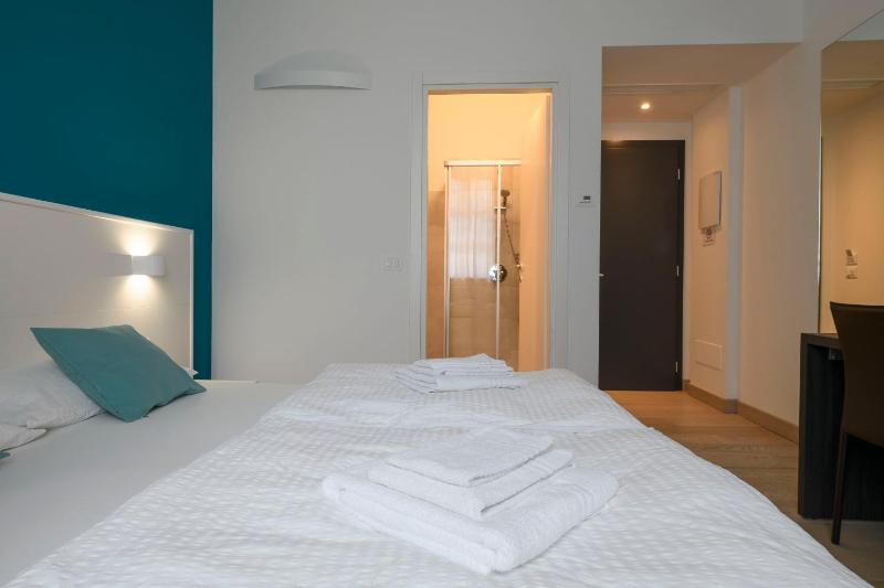 Deluxe Room image 2