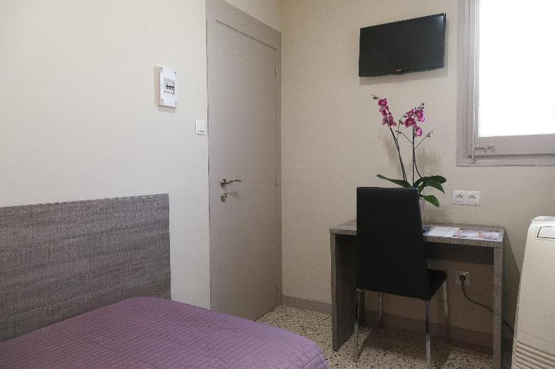 Single Room with Shared Bathroom image 3