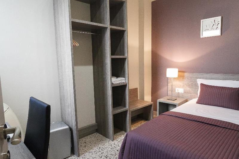 Single Room with Shared Bathroom image 4