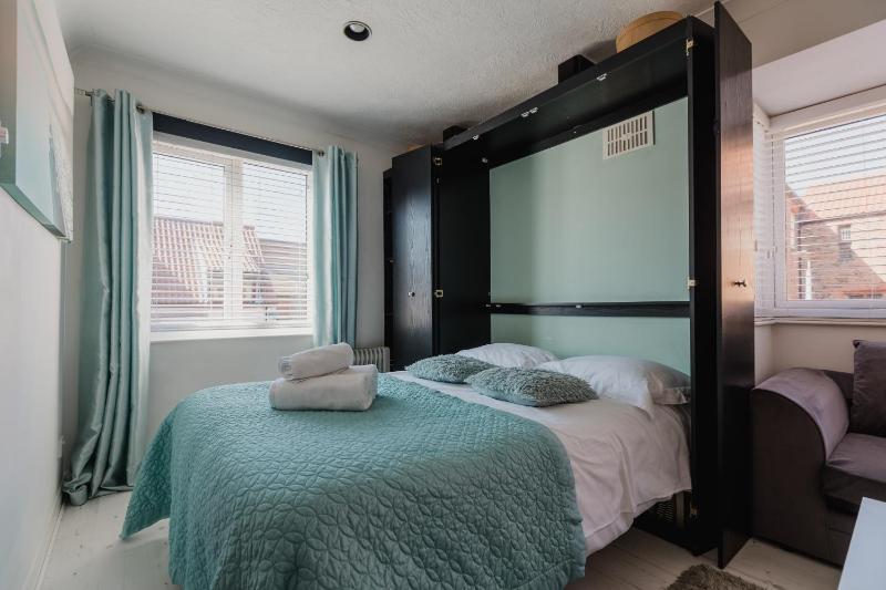 Studio Apartment image 3
