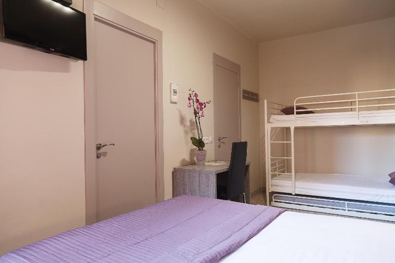 Classic Quadruple Room image 3