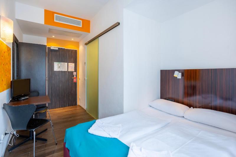 Double Room image 4