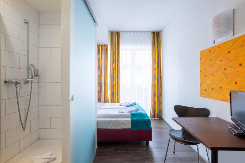 Double Room image 3