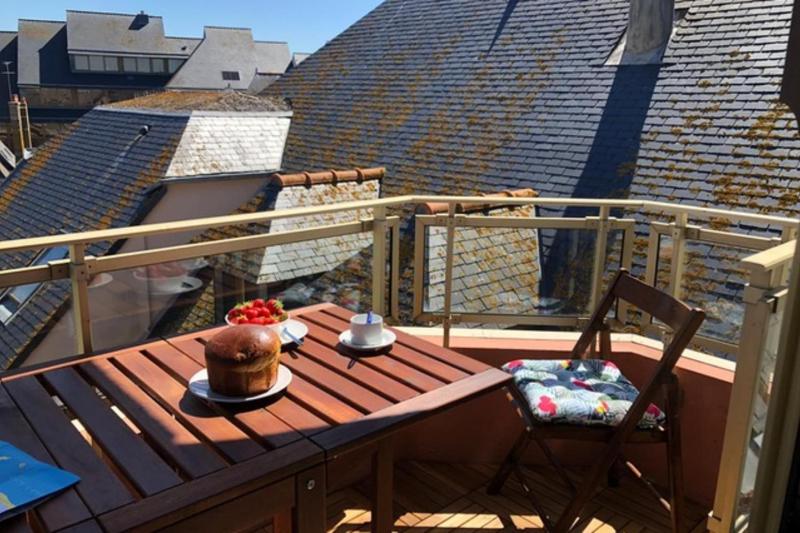 Bright and quiet nest with terrace near beaches - image 1