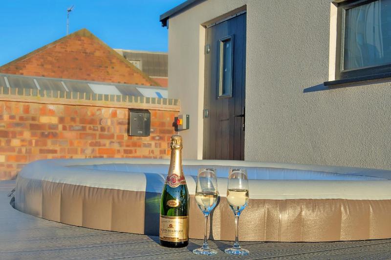 Finest Retreats - Castle House Nottingham - Luxurious Hot Tub Stay - image 20