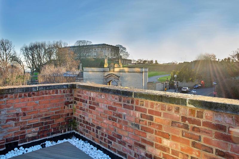 Finest Retreats - Castle House Nottingham - Luxurious Hot Tub Stay - image 3