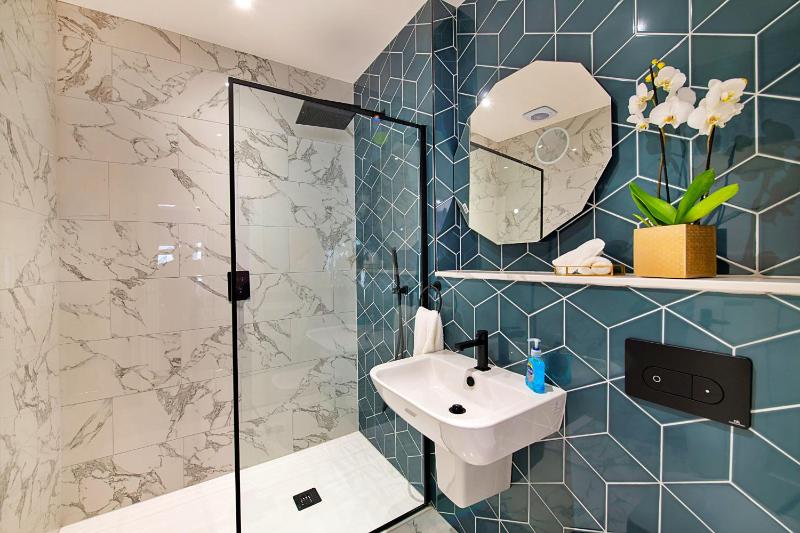 Finest Retreats - Castle House Nottingham - Luxurious Hot Tub Stay - image 23