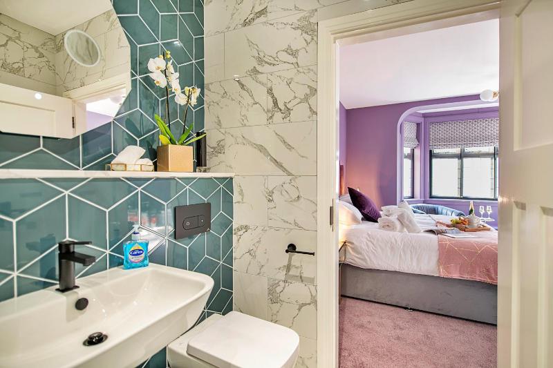 Finest Retreats - Castle House Nottingham - Luxurious Hot Tub Stay - image 36