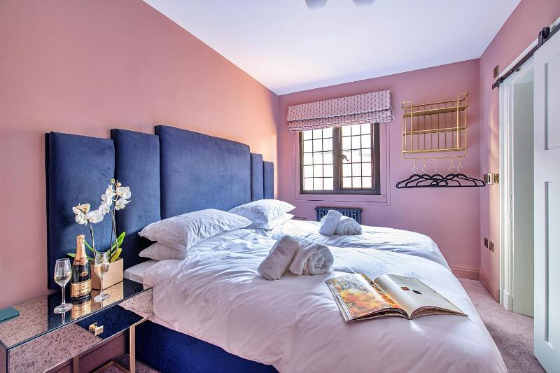 Finest Retreats - Castle House Nottingham - Luxurious Hot Tub Stay - image 10