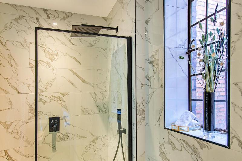 Finest Retreats - Castle House Nottingham - Luxurious Hot Tub Stay - image 9