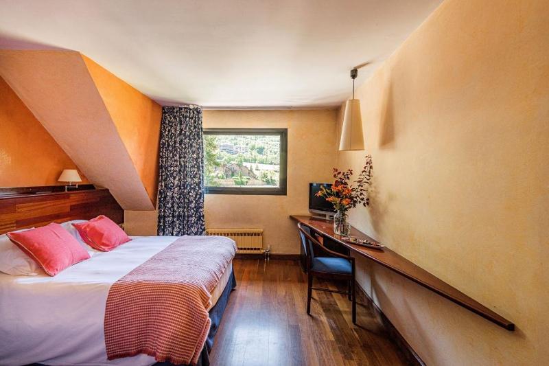 Triple Room (2 Adults + 1 Child) image 1