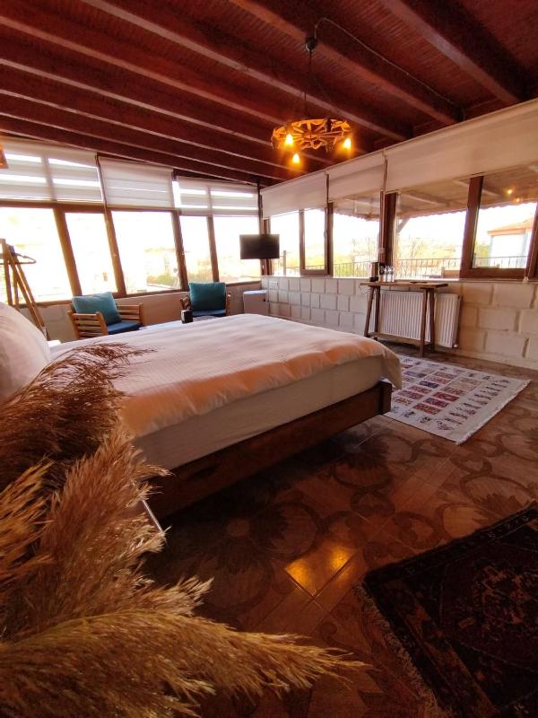 King Room with Lake View image 1