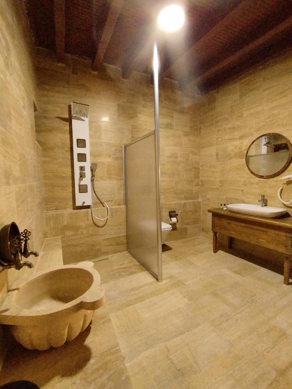 King Room with Lake View image 3