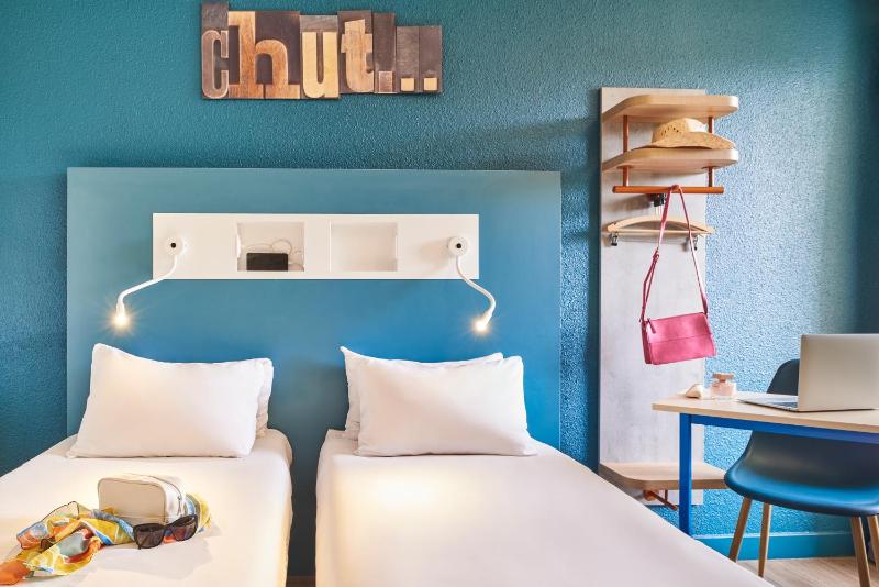 Standard Twin Room image 1